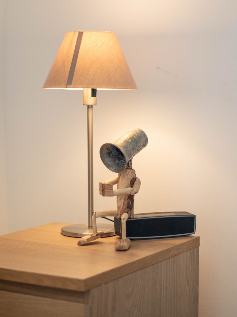 Le Lecteur: Sculpture presque entièrement réalisée sans outils électriques, assemblée sans clous ni vis, avec une technique de tenons-mortaises La tête est réalisée avec une pièce trouvée dans une vieille carcasse de voiture